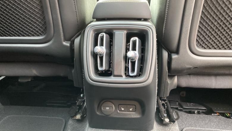 Volvo XC40 2.0 B4P Ultimate Dark 5dr Auto Petrol Estate